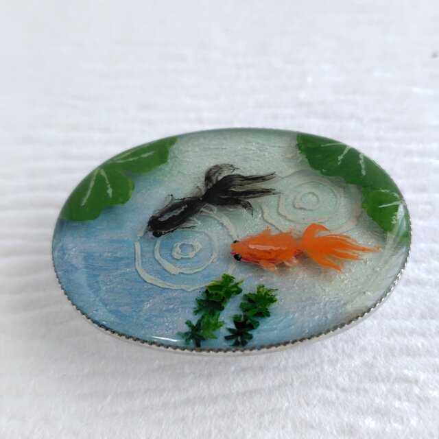 涼やかな金魚＊手描きレジンの帯留め・ブローチ