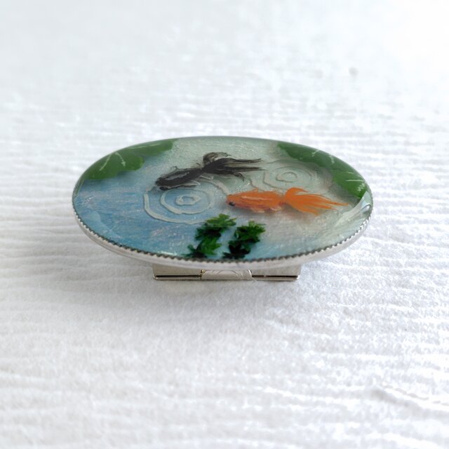 涼やかな金魚＊手描きレジンの帯留め | iichi 日々の暮らしを心地よく