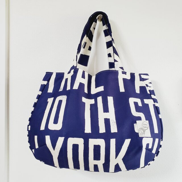 普段使いのマチたっぷりトートバッグ アメリカン英字柄