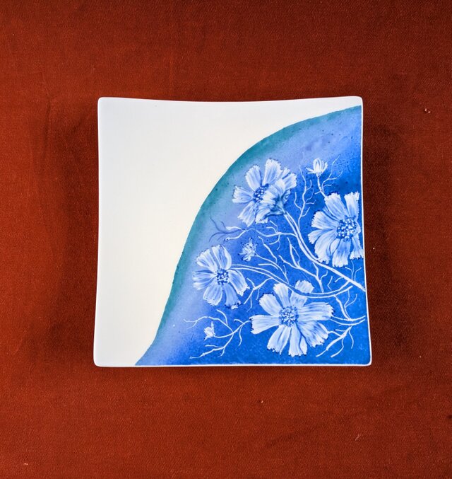 コスモスの青いスクエア皿【４輪の満開の花と３輪の蕾】