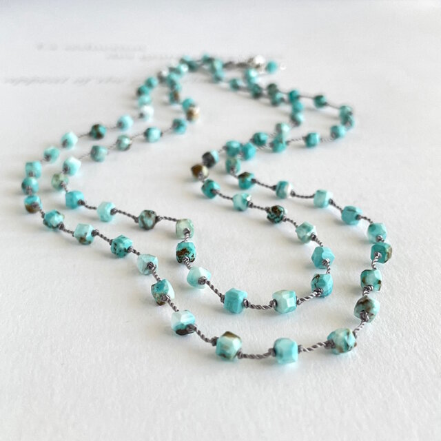 小粒 キューブカットターコイズ のコードロングネックレス（グラスコードに変更可）