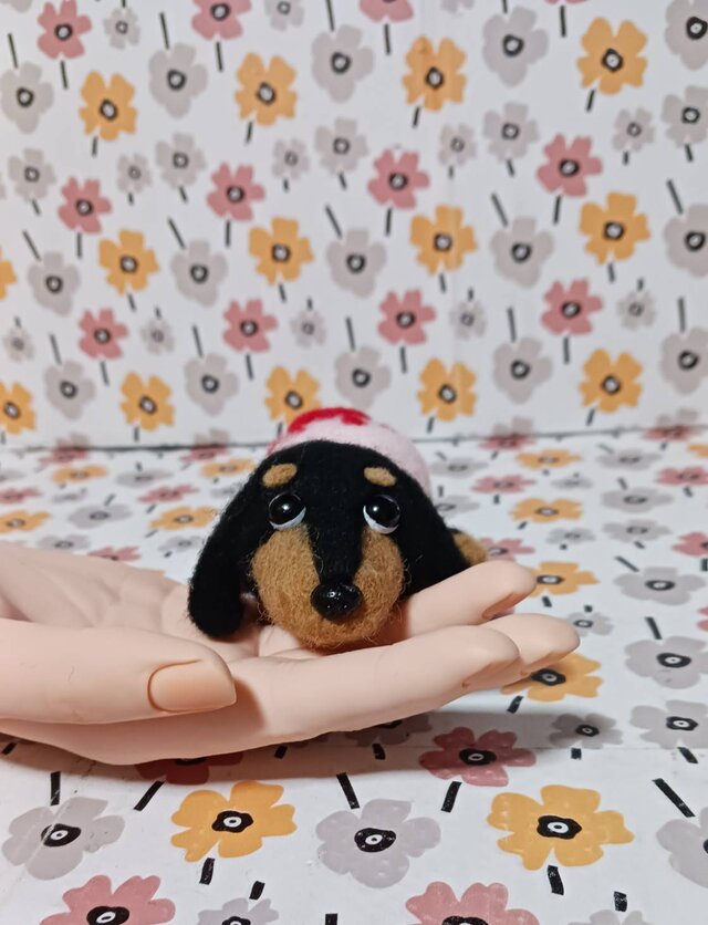 ダックスフンド ハート肉球ピンクの服 餌付き 羊毛フェルト