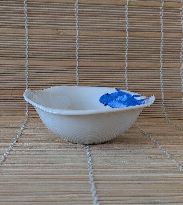 青い金魚のゆらりボウル | iichi 日々の暮らしを心地よくする