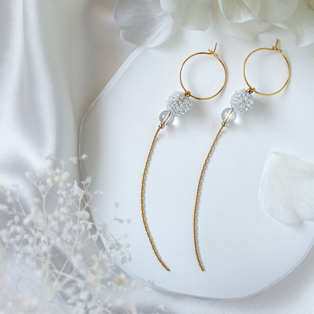 繊細なビーズボールに、クリスタルの透明感を重ねた、ロングチェーンの フープピアス／イヤリング