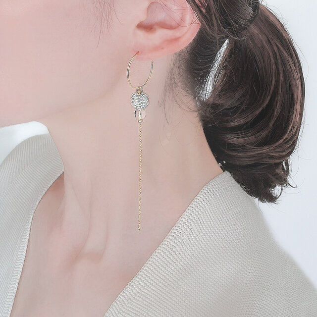 繊細なビーズボールに、クリスタルの透明感を重ねた、ロングチェーンの