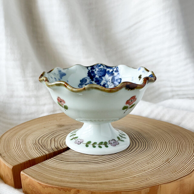 染付けの高台付き皿 古染め付け獣足3本付木葉形状高台皿