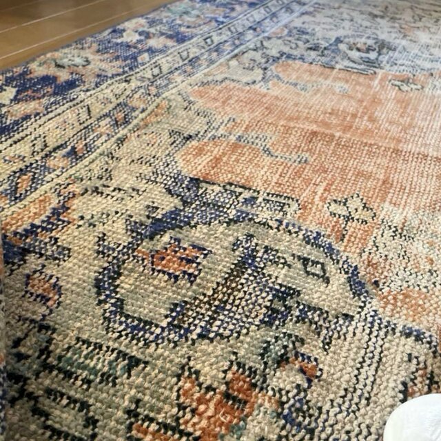 88.5×88.5擦れ擦れシャビー赤×ベージュ　ラウンド　トルコヴィンテージラグ レア✳︎シャビーレッド 囲みコーラルオレンジ フラワー トルコ