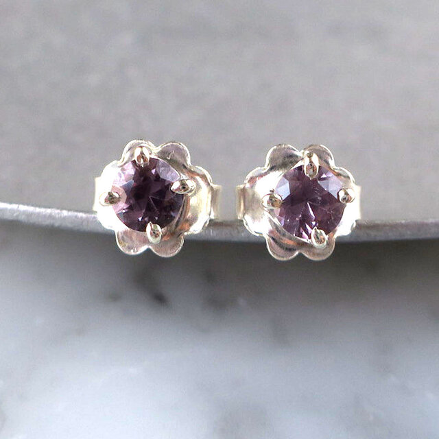 天然スピネル スタッドピアス パープル 爪留め 両耳用 天然石ジュエリー 8月誕生石