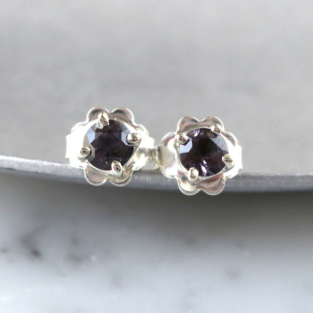 天然スピネル スタッドピアス パープル 爪留め 両耳用 天然石ジュエリー 8月誕生石のコピー