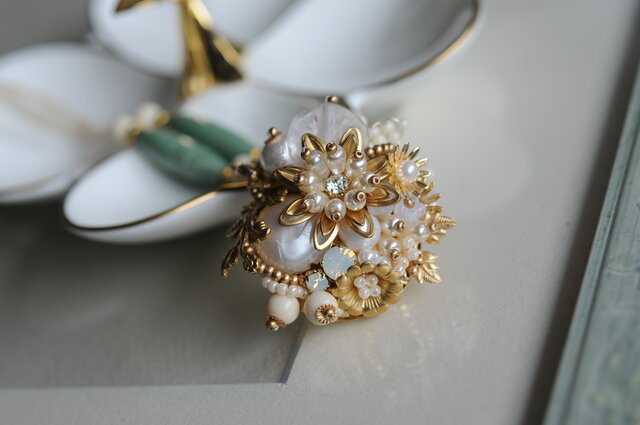 アンティークカポションのブローチ スワロフスキークリスタル | iichi