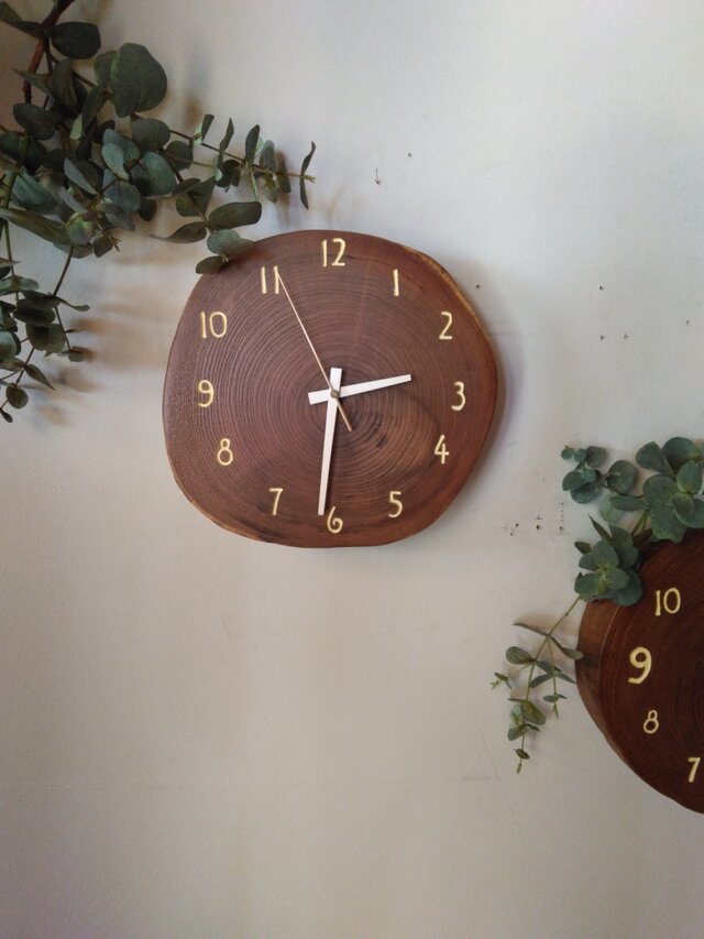 クルミの厚みたっぷり輪切り時計