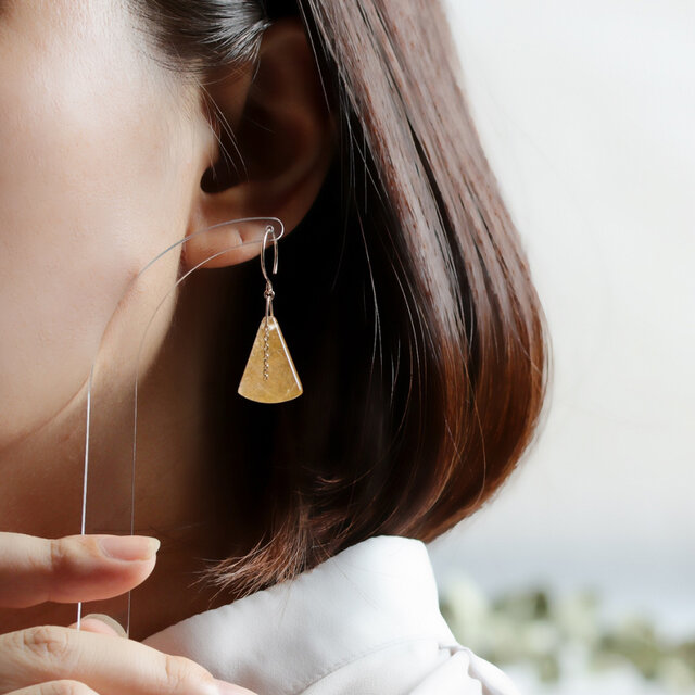 K10｜天然石ピアス 一点もの｜ふわりと広がるイエロー｜アンフィボール