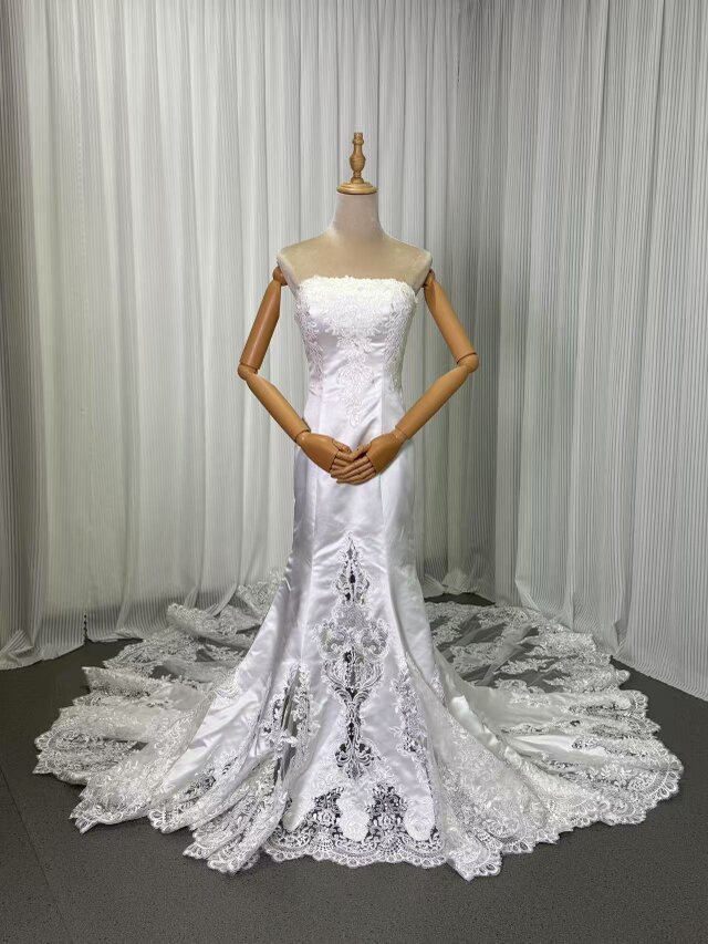 ウェディングドレス ベアトップ マーメイドライン 流れる透け花レース 華やかなトレーン 結婚式