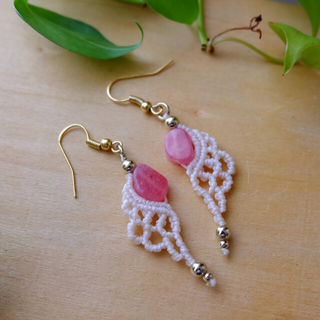 インカローズ（アルゼンチン産）天然石マクラメ編みピアス 天使の羽