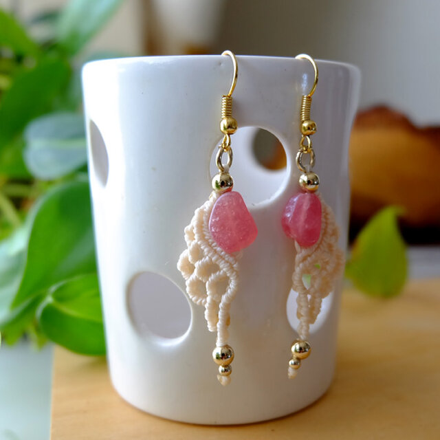 インカローズ（アルゼンチン産）天然石マクラメ編みピアス 天使の羽