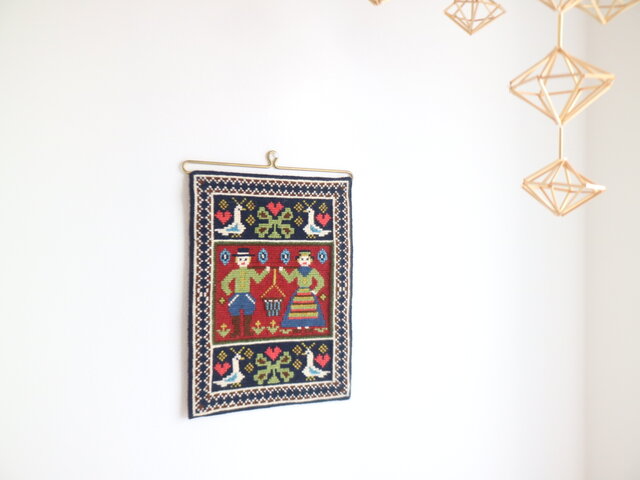 ヨーロッパ式刺繍絵タペストリー:  At the River スウェーデン 刺繍タペストリー『花と鳥』 | Pay ID