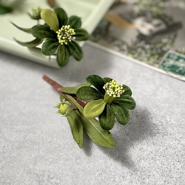 布花　シックなピスタチオグリーンのコスモスブローチ。