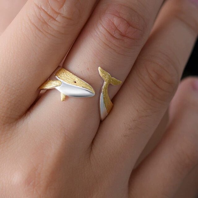 鯨のリング - 波の中を泳ぐようなデザイン R414 | iichi 日々の暮らし