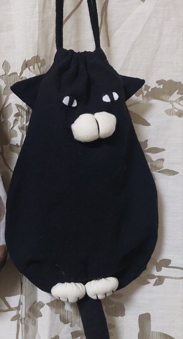 お座り黒猫の巾着 | iichi 日々の暮らしを心地よくするハンドメイドや