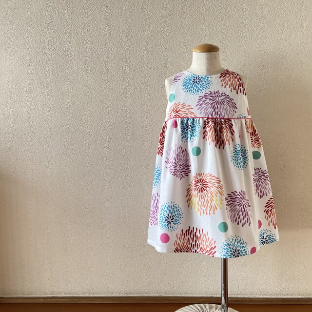 子供　浴衣地ひかえめフレアーワンピース　注染花火（白地）　80-130サイズ〈受注製作〉