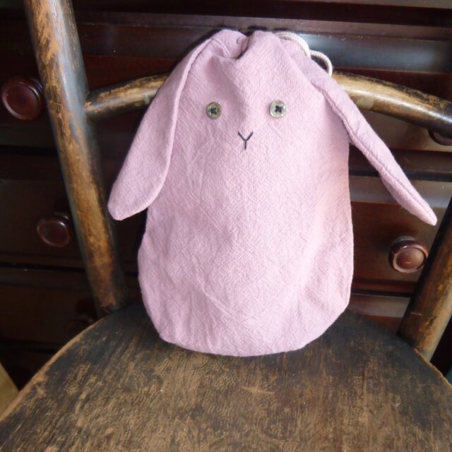 ピンクのタレ耳ウサギの巾着 | iichi 日々の暮らしを心地よくする