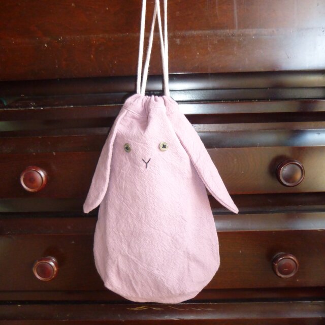 ピンクのタレ耳ウサギの巾着 | iichi 日々の暮らしを心地よくする