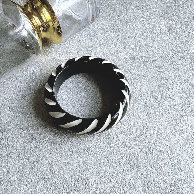 B163-ヴィンテージバングル U.S.A. Zebra Black and White Acrylic Bangle