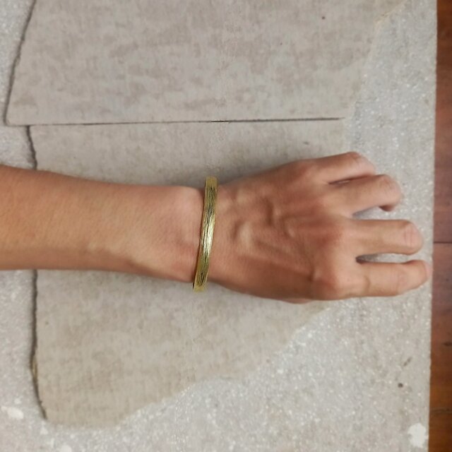 カレン族 真鍮バングル 6mm / ブレスレット | iichi 日々の暮らしを