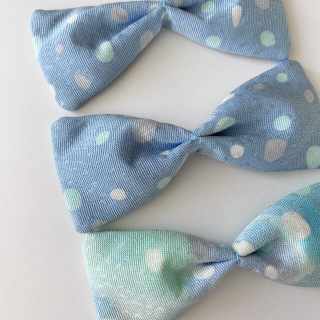 リボンモチーフ3個（ドット・薄青系）