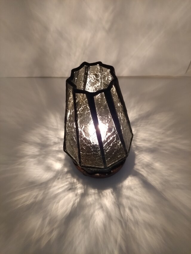 9角錐型ステンドグラスのランプ（グレー） | iichi 日々の暮らしを