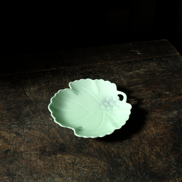 【サマー特価¥1000→¥750】リーフに葡萄◆素敵な形状。有田焼　青磁陽刻変形皿 器　葉　丁寧な暮らしに。古民家　昭和期