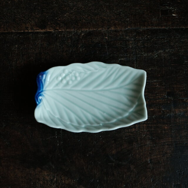 リーフと木の実◆瀬戸焼　青磁陽刻刺身皿 　長方皿　葉　丁寧な暮らしに。古民家　昭和初期