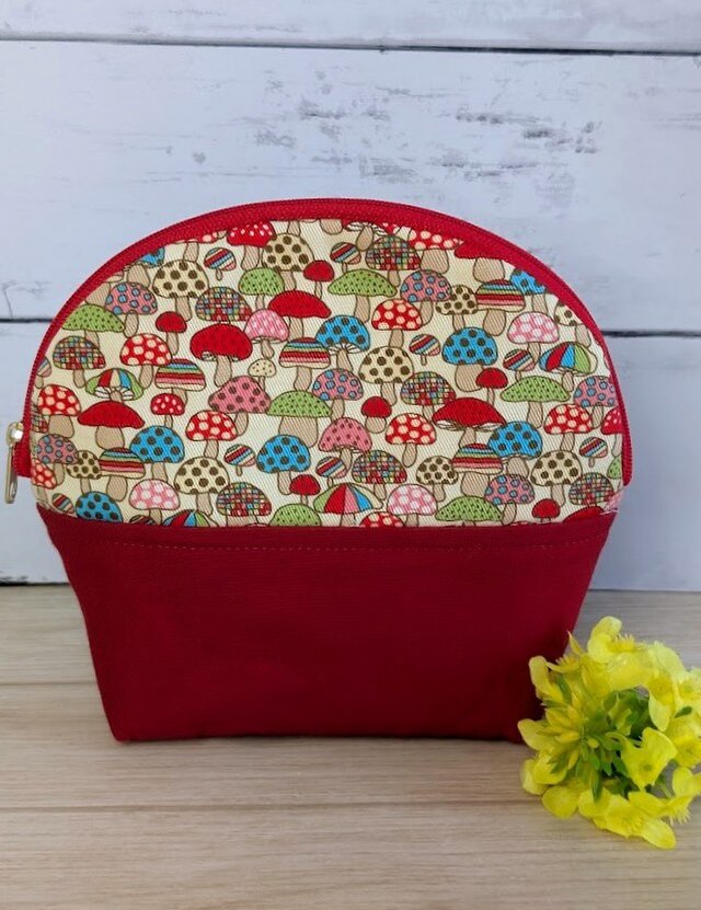 カラフルなきのこが可愛いきのこのようなまあるいお屋根のポーチ