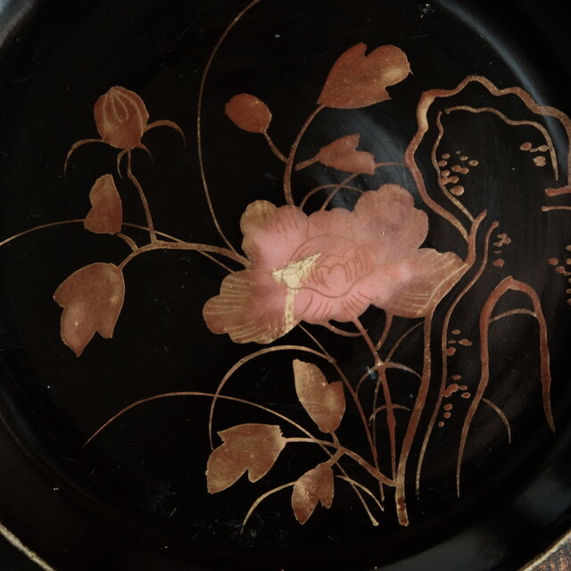 耽美で素敵◇岩場に花。時代物 花文漆芸蒔絵中皿 古漆器 骨董/antiques
