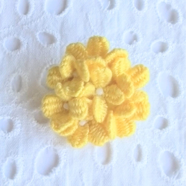 小さい花束みたいな刺繍ブローチ　コサージュ　イエロー