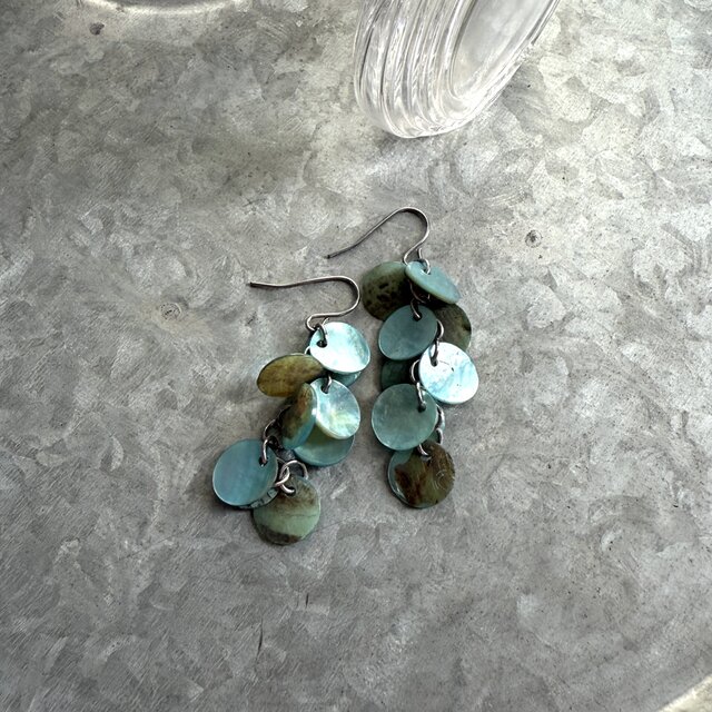 P699-ヴィンテージピアス U.S.A. 1970s Sax Blue Shell Beads Dangle