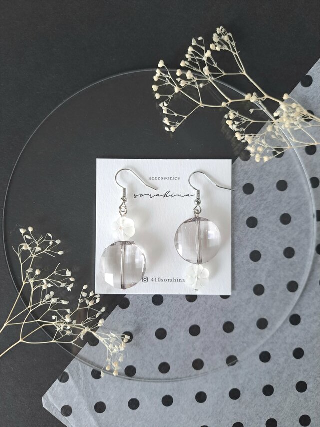 ★c　"着けた瞬間、パッと華やかに…"　透明　春　夏　秋　ビーズ　ゆらゆら揺れる　アシンメトリー×シルバーピアス／イヤリングd
