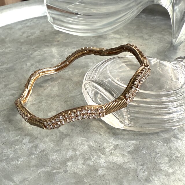 B164-ヴィンテージブレスレット U.S.A. Gold Tone Rhinestone Wavy Bracelet