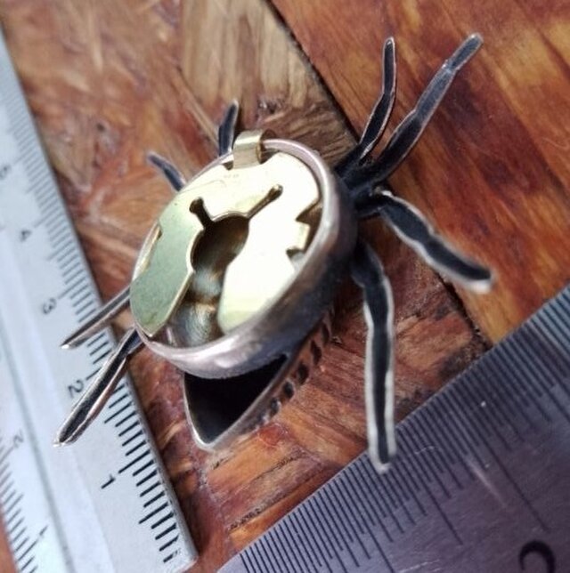 真鍮ブラス製=アンティークゴールド 蜘蛛/クモ型シャツボタンカバー