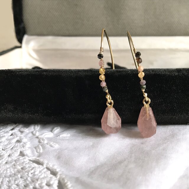 Ānuenue：ピンクエピドートと虹の石のピアス［ Pink Epidote and