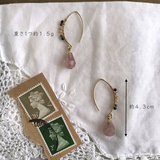 Ānuenue：ピンクエピドートと虹の石のピアス［ Pink Epidote and