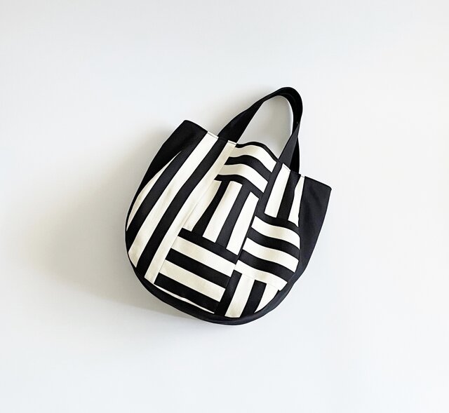 白黒ボーダーパッチワーク ラウンド型バッグ 太ストライプ A4 | iichi