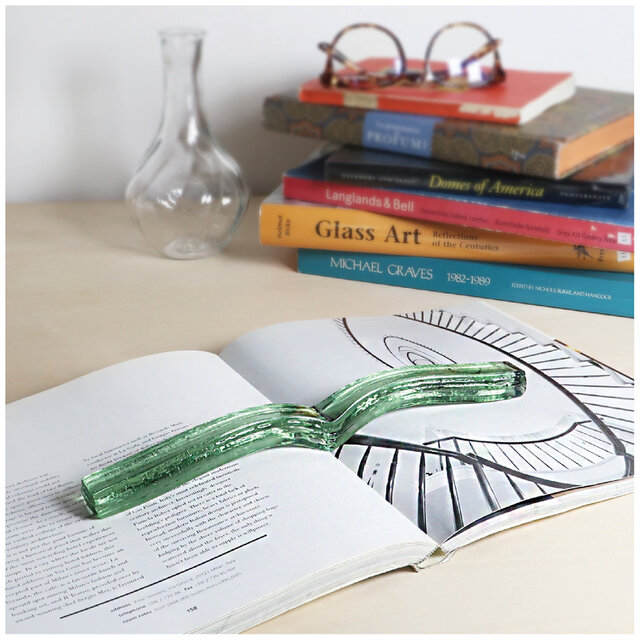 本の為のガラスのぺーパーウェイト　「ゆうはり -融玻璃-」（green）