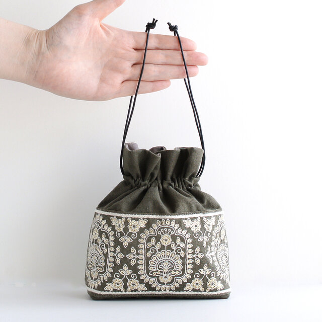 インド刺繍リボン と フリル の 巾着ポーチ ミニ巾着バッグ インド刺繍リボン】ハンドメイド ミニ 巾着 フリル ポーチ 巾着