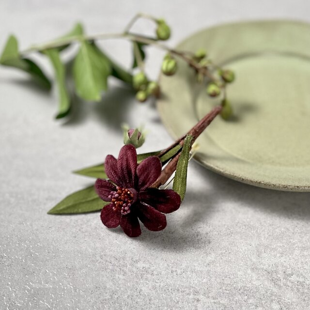 布花　プレゼントに人気の花、チョコレートコスモスのブローチ