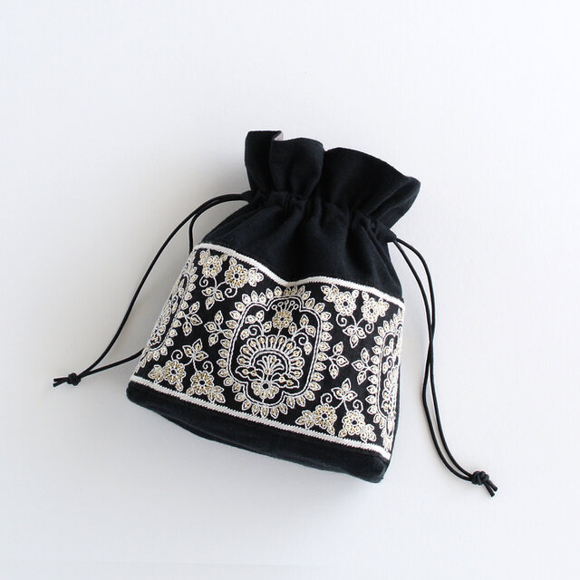インド刺繍リボン　巾着ポーチ インド刺繍リボンのマチのある巾着ポーチ ブラック | iichi 日々