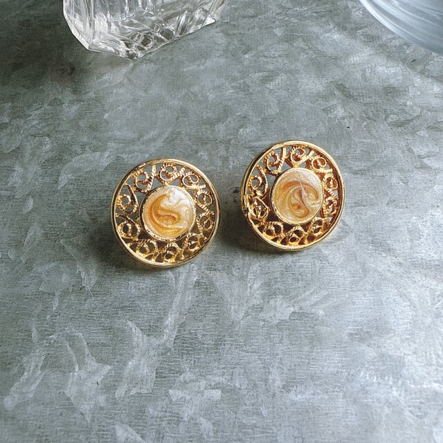 Y1171-ヴィンテージイヤリング・U.S.A. Gold-Tone Marble Enamel Open Cutwork