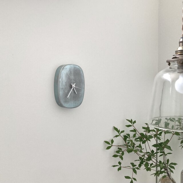 青みのある古いアルミの時計 白針