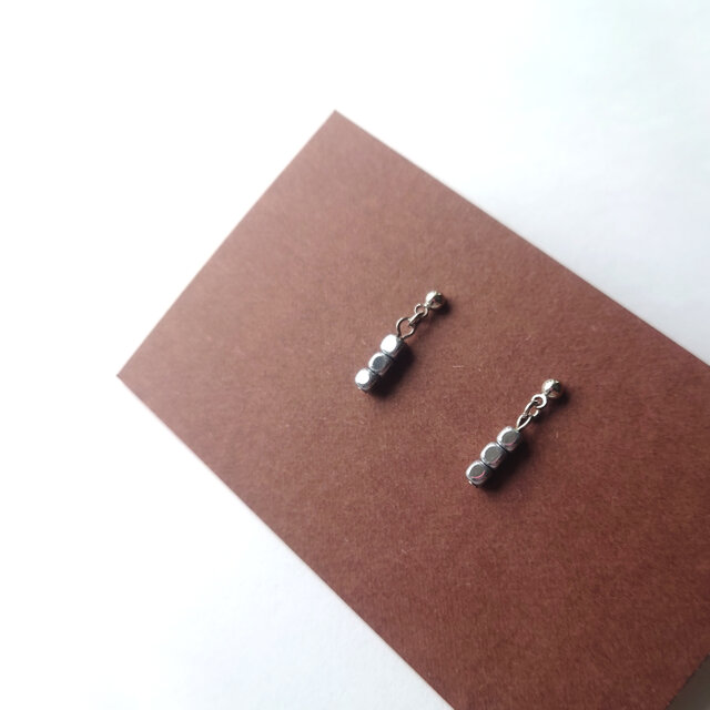 キューブのヘマタイトピアス/3個