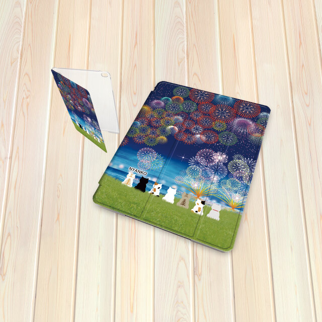 手帳型 iPadケース 【バックカバー：ハードタイプ】片面印刷/カメラ穴有【ほのぼのにゃんこ（花火Ⅱ）花火大会】